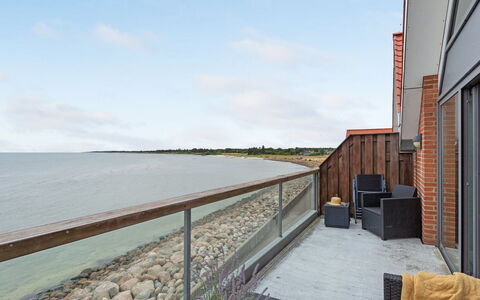 Femme - 15M from the Sea: Svømmepøl, Udendørs Møbler, Møbel, Udvej, Flise, Eco Hotel, Skygge, Stol, Fritid, Estate