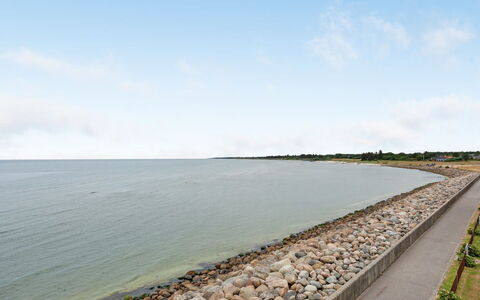 Femme - 15M from the Sea: Svømmepøl, Udendørs Møbler, Møbel, Udvej, Flise, Eco Hotel, Skygge, Stol, Fritid, Estate