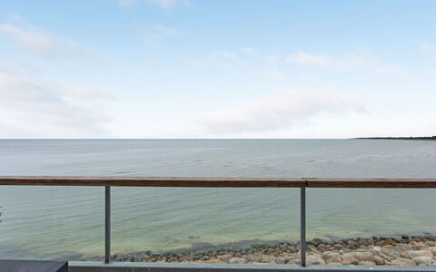 Femme - 15M from the Sea: Svømmepøl, Udendørs Møbler, Møbel, Udvej, Flise, Eco Hotel, Skygge, Stol, Fritid, Estate
