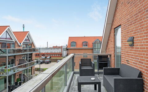 Femme - 15M from the Sea: Svømmepøl, Udendørs Møbler, Møbel, Udvej, Flise, Eco Hotel, Skygge, Stol, Fritid, Estate