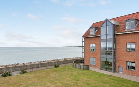 Femme - 15M from the Sea: Svømmepøl, Udendørs Møbler, Møbel, Udvej, Flise, Eco Hotel, Skygge, Stol, Fritid, Estate