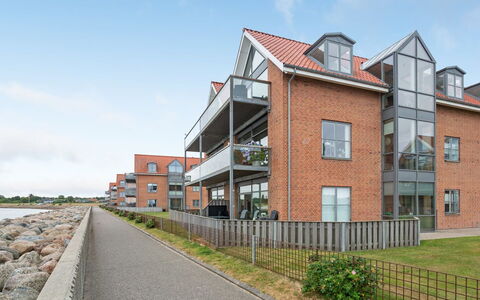 Femme - 15M from the Sea: Svømmepøl, Udendørs Møbler, Møbel, Udvej, Flise, Eco Hotel, Skygge, Stol, Fritid, Estate