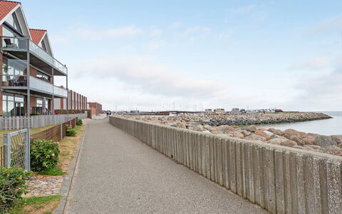 Femme - 15M from the Sea: Svømmepøl, Udendørs Møbler, Møbel, Udvej, Flise, Eco Hotel, Skygge, Stol, Fritid, Estate