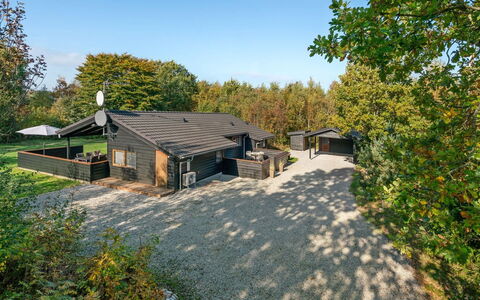Mourits - 1.2Km from the Sea: Svømmepøl, Udendørs Møbler, Møbel, Udvej, Flise, Eco Hotel, Skygge, Stol, Fritid, Estate