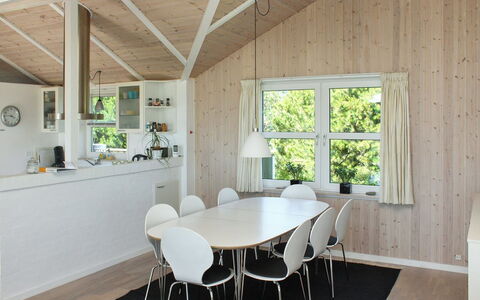 Calina - 300M from the Sea: Indretning, Møbel, Gulvbelægning, Træ, Loft, Lysarmatur, Køkken & Spisebord, Etage, Stol, Spisestue
