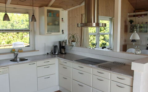 Calina - 300M from the Sea: Køkken, Countertop, Gulvbelægning, Cabinetry, Indretning, Møbel, Træ, Køkkenvask, Etage, Sanitærarmatur
