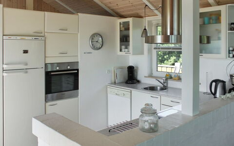 Calina - 300M from the Sea: Køkken, Countertop, Møbel, Indretning, Gulvbelægning, Cabinetry, Køkken Apparat, Loft, Træ, Etage