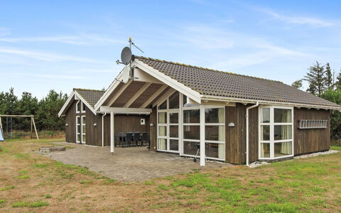 Calina - 300M from the Sea: Møbel, Indretning, Gulvbelægning, Træ, Etage, Loft, Trægulve, Stol, Bord, Belysning