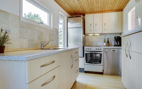 Hilleborg - 100M from the Sea: Countertop, Køkken, Køkken Apparat, Gulvbelægning, Cabinetry, Indretning, Større Bandage, Træ, Etage, Loft