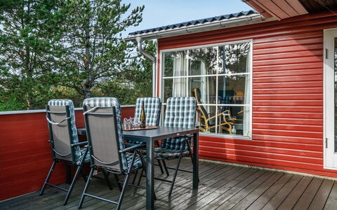 Hilleborg - 100M from the Sea: Svømmepøl, Udendørs Møbler, Møbel, Udvej, Flise, Eco Hotel, Skygge, Stol, Fritid, Estate