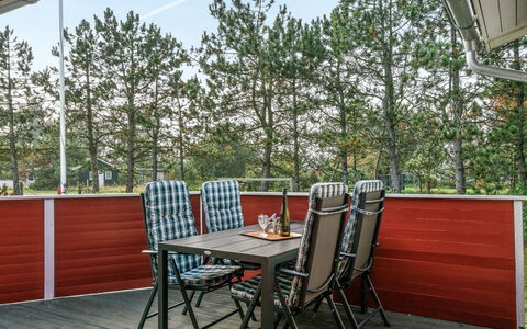 Hilleborg - 100M from the Sea: Svømmepøl, Udendørs Møbler, Møbel, Udvej, Flise, Eco Hotel, Skygge, Stol, Fritid, Estate