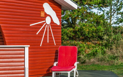 Hilleborg - 100M from the Sea: Svømmepøl, Udendørs Møbler, Møbel, Udvej, Flise, Eco Hotel, Skygge, Stol, Fritid, Estate
