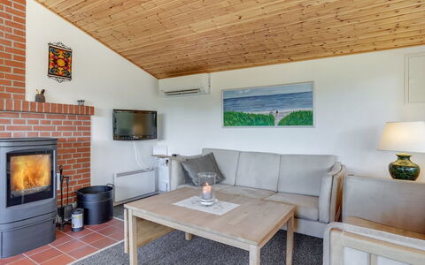 Jeldrik - 100M from the Sea: Træ, Møbel, Gulvbelægning, Loft, Indretning, Couch, Etage, Stue, Dør