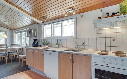 Jeldrik - 100M from the Sea: Træ, Gulvbelægning, Countertop, Køkken, Loft, Indretning, Etage, Møbel, Cabinetry, Hjem