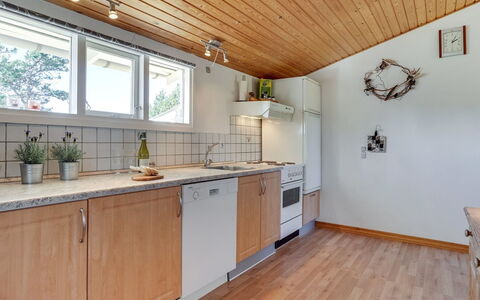 Jeldrik - 100M from the Sea: Gulvbelægning, Køkken, Indretning, Træ, Countertop, Etage, Loft, Møbel, Større Bandage, Trægulve