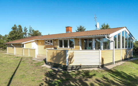 Jeldrik - 100M from the Sea: Svømmepøl, Udendørs Møbler, Møbel, Udvej, Flise, Eco Hotel, Skygge, Stol, Fritid, Estate