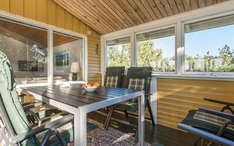 Jeldrik - 100M from the Sea: Svømmepøl, Udendørs Møbler, Møbel, Udvej, Flise, Eco Hotel, Skygge, Stol, Fritid, Estate