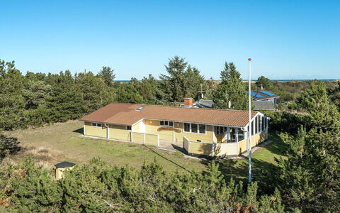 Jeldrik - 100M from the Sea: Svømmepøl, Udendørs Møbler, Møbel, Udvej, Flise, Eco Hotel, Skygge, Stol, Fritid, Estate