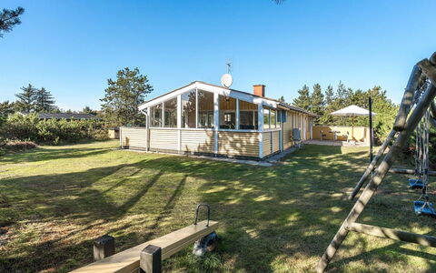 Jeldrik - 100M from the Sea: Svømmepøl, Udendørs Møbler, Møbel, Udvej, Flise, Eco Hotel, Skygge, Stol, Fritid, Estate