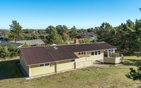 Jeldrik - 100M from the Sea: Svømmepøl, Udendørs Møbler, Møbel, Udvej, Flise, Eco Hotel, Skygge, Stol, Fritid, Estate
