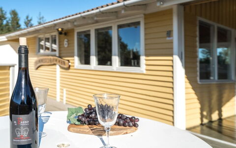 Jeldrik - 100M from the Sea: Svømmepøl, Udendørs Møbler, Møbel, Udvej, Flise, Eco Hotel, Skygge, Stol, Fritid, Estate