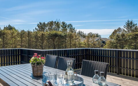 Lirim - 50M from the Sea: Træ, Udendørs Møbler, Dæk, Hårdttræ, Veranda, Trægulve, Stol, Skygge, Altan, Udendørs Bord