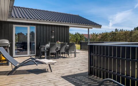 Lirim - 50M from the Sea: Træ, Hjem, Arkitektur, Tag, Veranda, Sidespor, Dæk, Kompositmateriale, Dør, Skygge