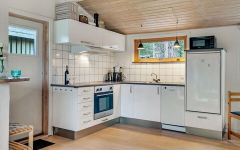 Joosua - 400M from the Sea: Køkken, Gulvbelægning, Større Bandage, Træ, Køkken Apparat, Indretning, Countertop, Loft, Etage, Cabinetry
