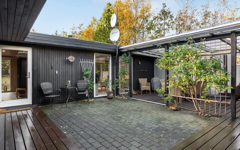 Malti - 300M from the Sea: Svømmepøl, Udendørs Møbler, Møbel, Udvej, Flise, Eco Hotel, Skygge, Stol, Fritid, Estate