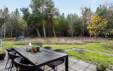 Malti - 300M from the Sea: Svømmepøl, Udendørs Møbler, Møbel, Udvej, Flise, Eco Hotel, Skygge, Stol, Fritid, Estate