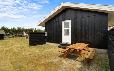 Berndt - 50M from the Sea: Møbel, Indretning, Gulvbelægning, Træ, Etage, Loft, Trægulve, Stol, Bord, Belysning