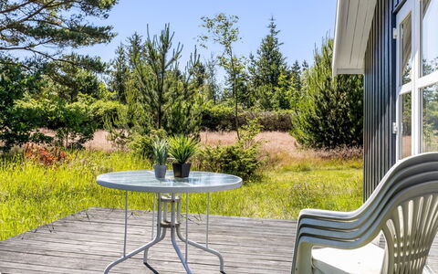 Ajten - 150M from the Sea: Svømmepøl, Udendørs Møbler, Møbel, Udvej, Flise, Eco Hotel, Skygge, Stol, Fritid, Estate