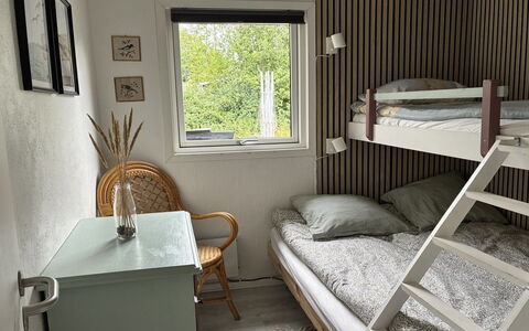 Ika - 600M from the Sea: Seng, Møbel, Soveværelse, Træ, Indretning, Sengetøj, Sengetøj, Etage, Gulvbelægning, Bed Frame