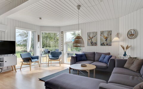 Ika - 600M from the Sea: Møbel, Indretning, Gulvbelægning, Couch, Stue, Træ, Etage, Loft, Hjem, Trægulve