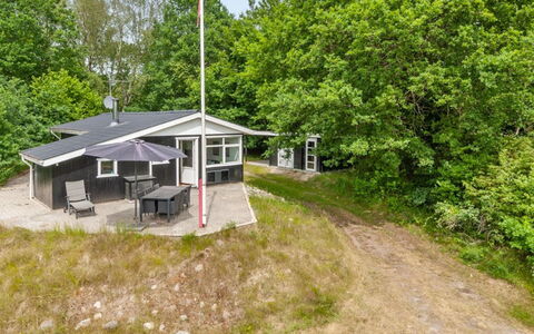 Hilde - 1.7Km from the Sea: Svømmepøl, Udendørs Møbler, Møbel, Udvej, Flise, Eco Hotel, Skygge, Stol, Fritid, Estate