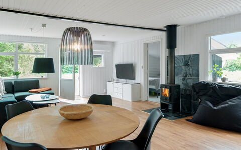 Hilde - 1.7Km from the Sea: Møbel, Indretning, Træ, Gulvbelægning, Loft, Lysarmatur, Etage, Belysning, Hjem, Stue