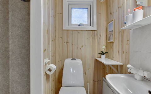 Berenice - 250M from the Sea: Toiletbræt, Gulvbelægning, Træ, Sanitærarmatur, Toilet, Etage, Indretning, Badeværelse, Håndvask, Værelse