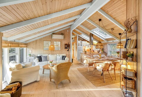 Berenice - 250M from the Sea: Træ, Loft, Møbel, Indretning, Hjem, Sommerhus, Stol, Stue, Bjælke, Lysarmatur