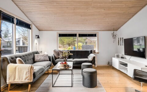 Leonor - 300M from the Sea: Couch, Træ, Indretning, Stue, Møbel, Gulvbelægning, Loft, Hjem, Etage