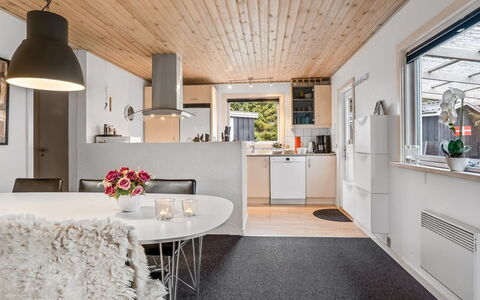 Leonor - 300M from the Sea: Møbel, Indretning, Gulvbelægning, Køkken, Træ, Loft, Etage, Lysarmatur, Countertop, Køkken & Spisebord