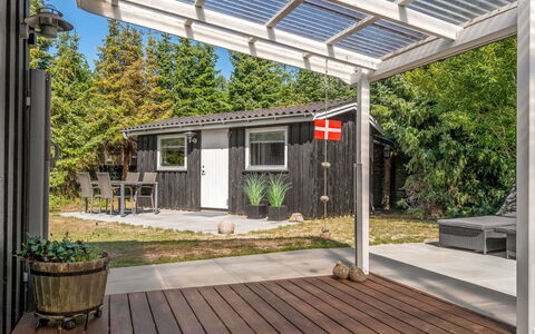 Leonor - 300M from the Sea: Tag, Hjem, Dør, Sommerhus, Garden Bygninger, Skygge, Sidespor, Veranda, Udendørs Struktur, Have