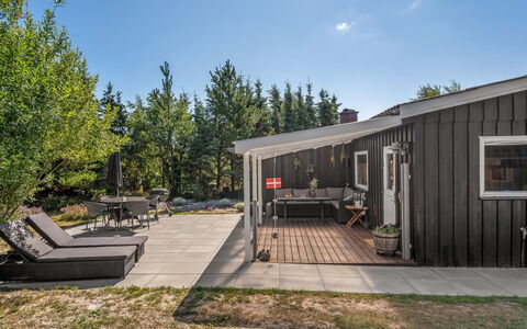 Leonor - 300M from the Sea: Træ, Hjem, Hus, Sommerhus, Tag, Sidespor, Skygge, Estate, Have, Backyard