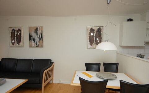 Runhild - 100M from the Sea: Møbel, Gulvbelægning, Indretning, Væg, Etage, Træ, Loft, Lysarmatur, Belysning, Værelse