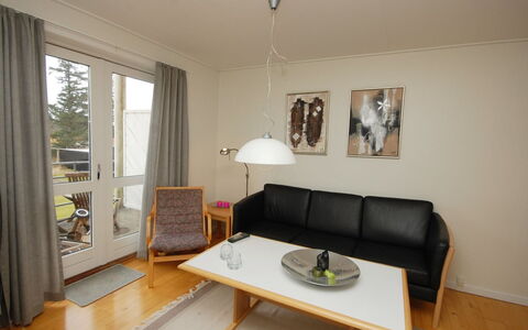 Runhild - 100M from the Sea: Møbel, Indretning, Gulvbelægning, Etage, Væg, Træ, Couch, Stue, Trægulve, Værelse