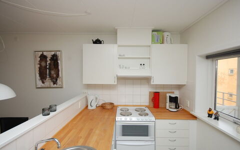 Runhild - 100M from the Sea: Køkken, Køkken Apparat, Countertop, Større Bandage, Cabinetry, Indretning, Gulvbelægning, Møbel, Træ, Køkkenvask