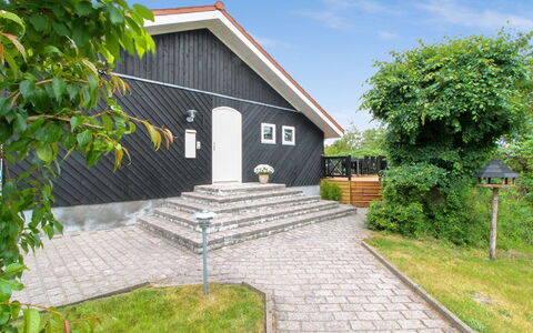 Flora - 150M from the Sea: Hus, Hjem, Boligområde, Tag, Sommerhus, Land Lot, Estate, Gård, Have, Sidespor