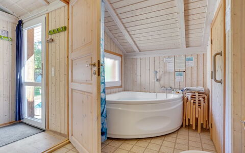 Milda - 1.9Km from the Sea: Svømmepøl, Udendørs Møbler, Møbel, Udvej, Flise, Eco Hotel, Skygge, Stol, Fritid, Estate