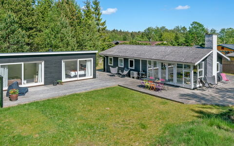 Sighwith - 500M from the Sea: Svømmepøl, Udendørs Møbler, Møbel, Udvej, Flise, Eco Hotel, Skygge, Stol, Fritid, Estate
