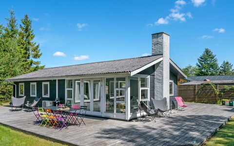 Sighwith - 500M from the Sea: Svømmepøl, Udendørs Møbler, Møbel, Udvej, Flise, Eco Hotel, Skygge, Stol, Fritid, Estate