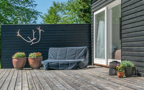 Sighwith - 500M from the Sea: Svømmepøl, Udendørs Møbler, Møbel, Udvej, Flise, Eco Hotel, Skygge, Stol, Fritid, Estate